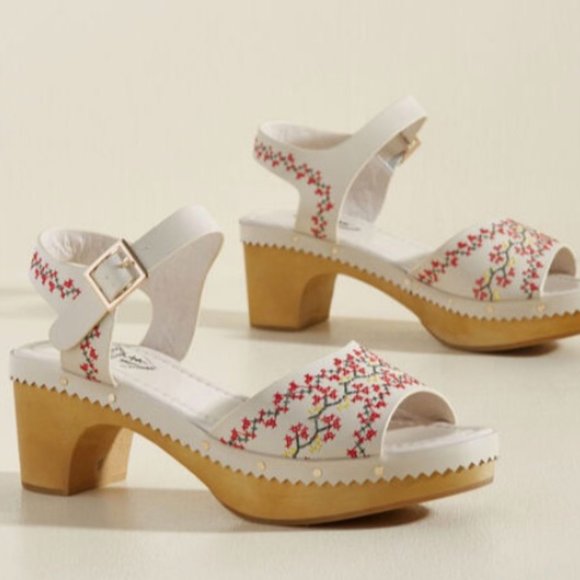Retro White Wooden Embroidered Heels - Picture 1 of 8